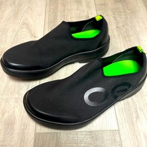 OOFOS MEN’S OOMG EEZEE LOW SHOE - BLACK